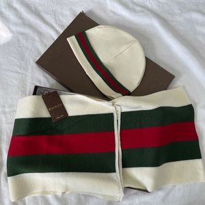Gucci Signature hat and scarf wool and cashmere. Sold as a set.